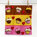 Love cupcakes Face Towel