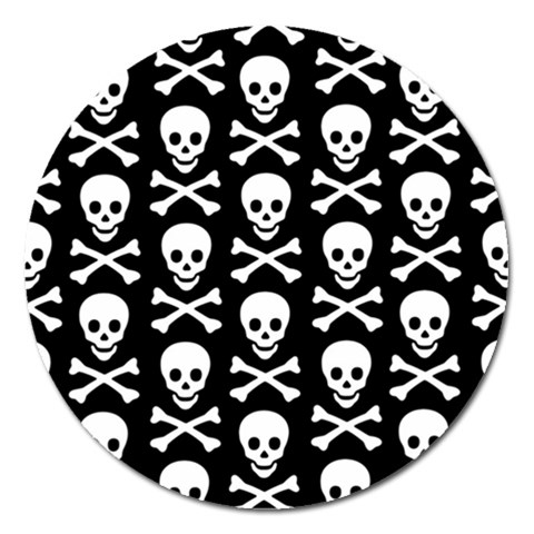 Skull and Crossbones Magnet 5  (Round) from ArtsNow.com Front